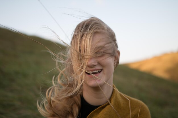 Foto frau mit zerzaustem haar