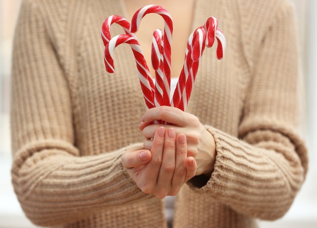 Frau mit Zuckerstangen, Nahaufnahme