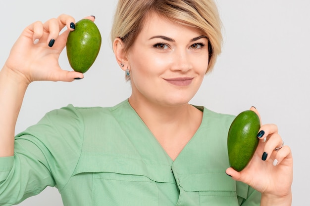 Frau mit zwei Avocado.