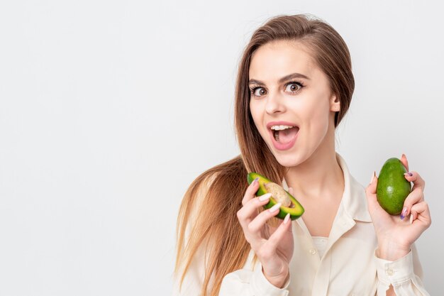 Frau mit zwei Avocado.