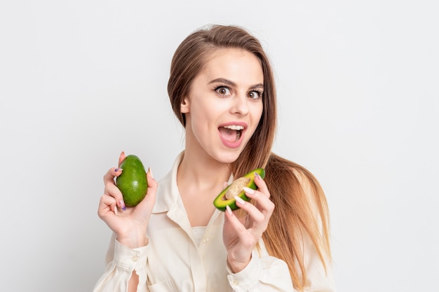 Frau mit zwei Avocado.