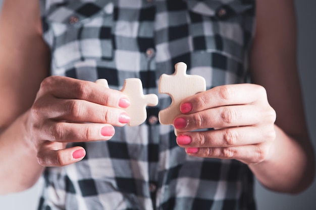 Frau mit zwei Puzzleteilen