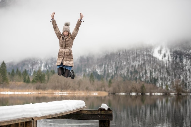 Frau mitten in der Luft springen in der Nähe von See