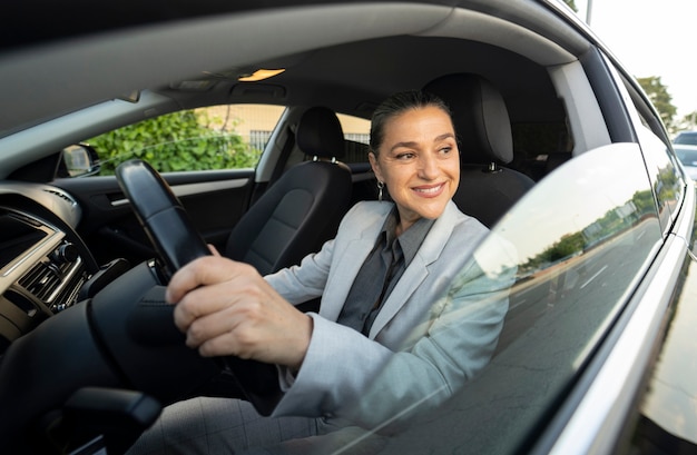 Frau mittleren Alters, die Auto in der Stadt fährt