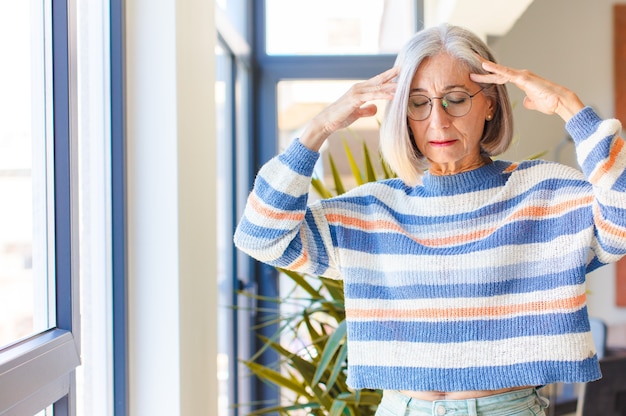 Foto frau mittleren alters, die konzentriert aussieht