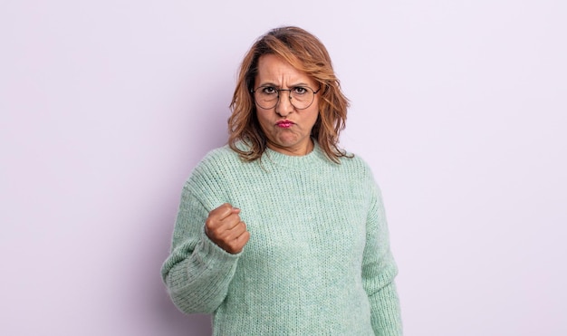 Foto frau mittleren alters, die wütend, verärgert, rebellisch und aggressiv ist, den mittelfinger schlägt, sich wehrt