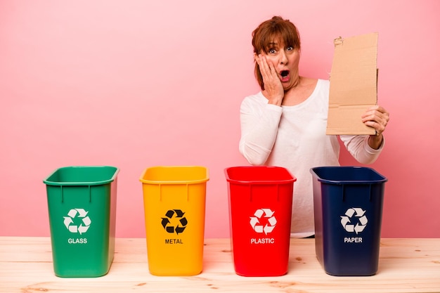 Frau mittleren Alters Recycling isoliert auf rosa Hintergrund