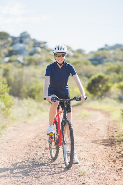 Frau Mountainbiken draußen