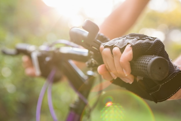 Frau Mountainbiken und Lenker halten