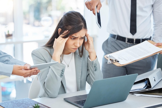 Frau Multitasking und Angst in Stress Arbeitnehmer oder psychische Gesundheit für Frist auf Tech Person überwältigt und erschöpft überarbeitet und müde als Marktforschung Analyst für Zeitmanagement scheitern