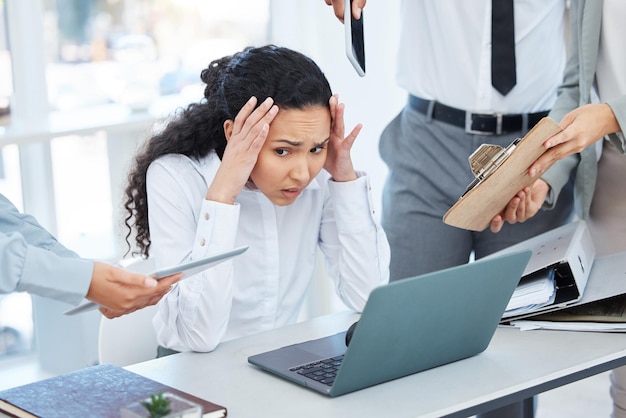 Frau multitasking und Kopfschmerzen in Stress Arbeitnehmer oder psychische Gesundheit für das Zeitmanagement Weibliche Person überwältigt und frustriert mit erschöpfter Angst oder müde in der Arbeit als Marktforschung Analyst