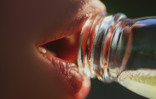 Frau Mund Trinkwasser aus Flasche Nahaufnahme Wasser trinken Sinnliche Lippen