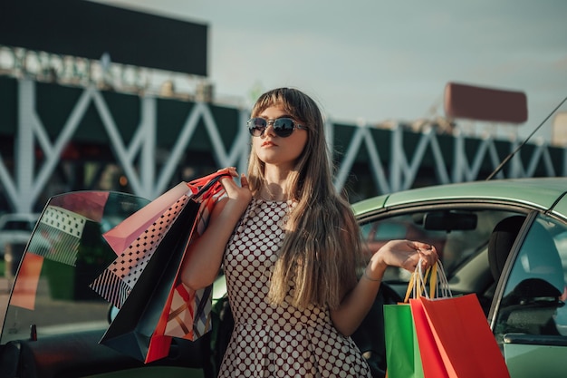 Frau nach dem Einkaufen mit Taschen