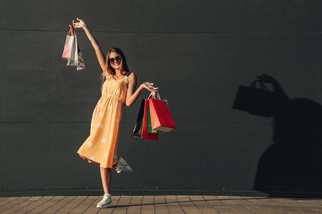 Frau nach dem Einkaufen mit Taschen