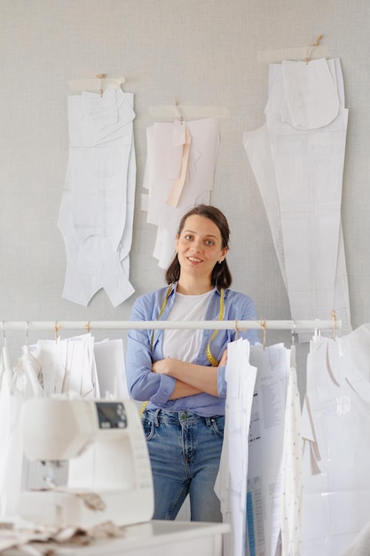 Frau näht Kleidung an einer Nähmaschine in einer Werkstattarbeit in der Herstellung von Kleidung und Textilien