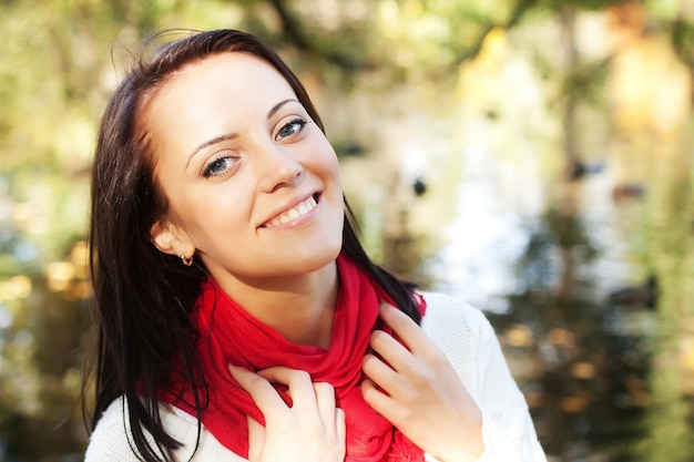 Frau nahe dem Fluss in der Herbstsaison