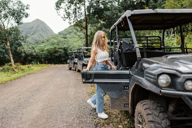 Foto frau neben jeepauto in hawaii