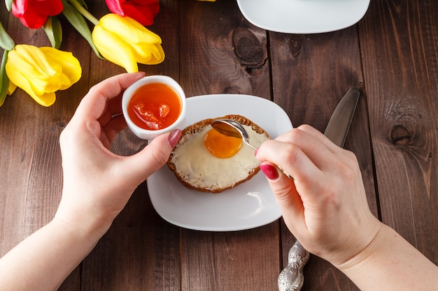 Frau nehmen süße Marmelade