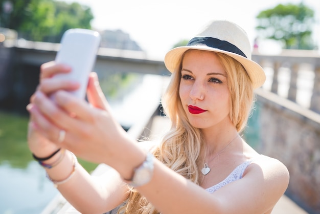 Frau nimmt Selfie