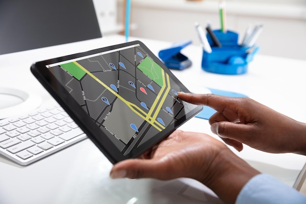 Frau nutzt GPS-Navigationskarte auf digitalem Tablet