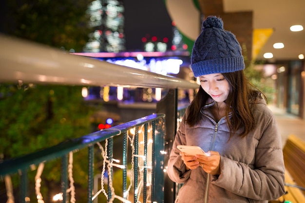 Frau nutzt Handy nachts