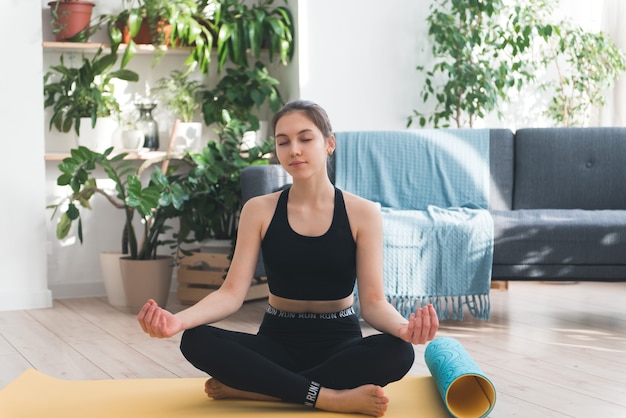 Frau oder jugendlich Mädchen, das Yoga und Meditation tut