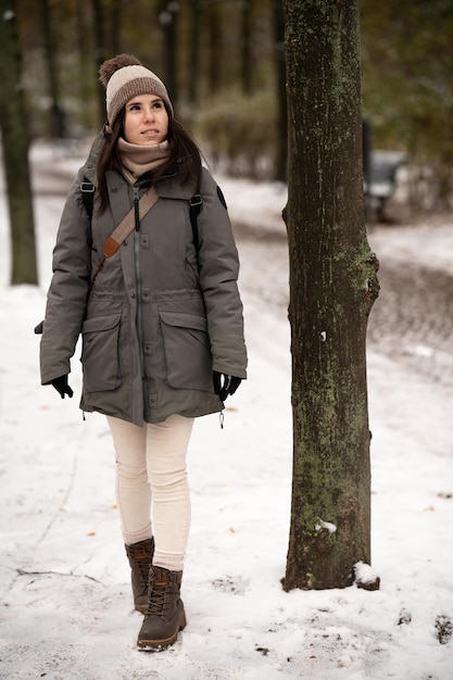 Frau posiert in einer wunderschönen verschneiten Landschaft im Tiergarten in Berlin Deutschland