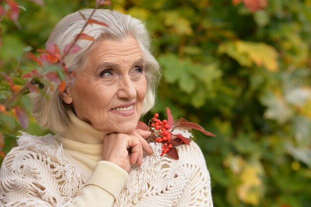 Frau posiert mit Beeren