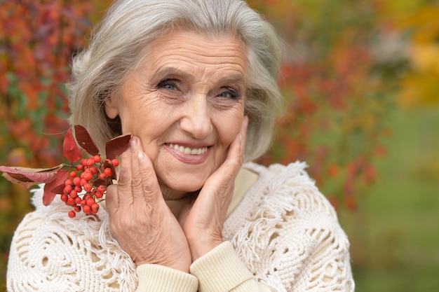 Frau posiert mit Beeren