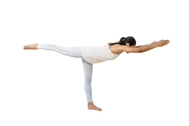 Frau praktiziert die Yoga-Krieger-III-Haltung