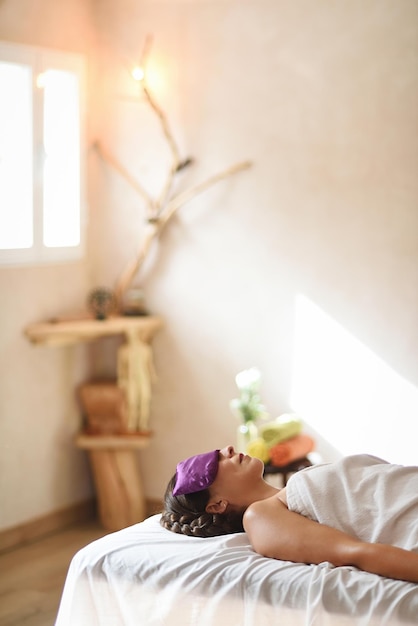 Foto frau praktiziert tui na-massage am körper der frau mit den händen auf der brust