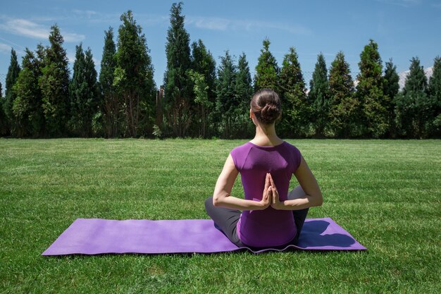 Foto frau praktiziert yoga im freien