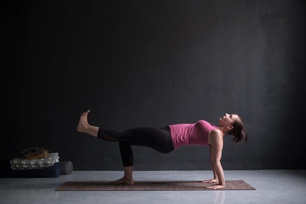 Frau praktiziert Yoga-Konzept mit Purvottanasana-Übung Upward Plank Pose