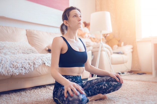 Frau praktiziert Yoga