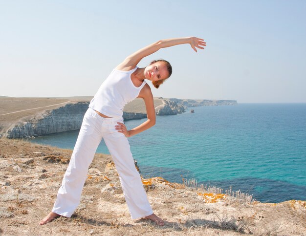 Frau praktiziert Yoga