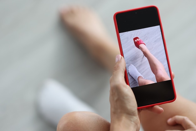 Frau probiert rote Sandalen mit Online-Umkleidekonzept an