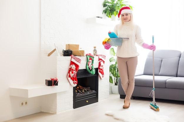 Frau räumt zimmer nach silvesterparty auf