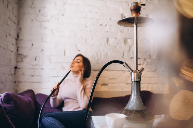 Frau rauchen Shisha