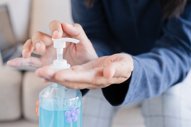 Foto frau reinigt hand mit alkohol gel desinfektionsmittel