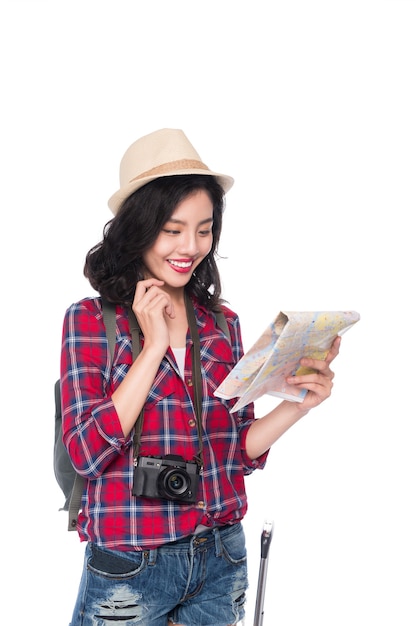 Frau reisen. Aufpassende Karte des jungen schönen asiatischen Frauenreisenden, die über Weiß steht.