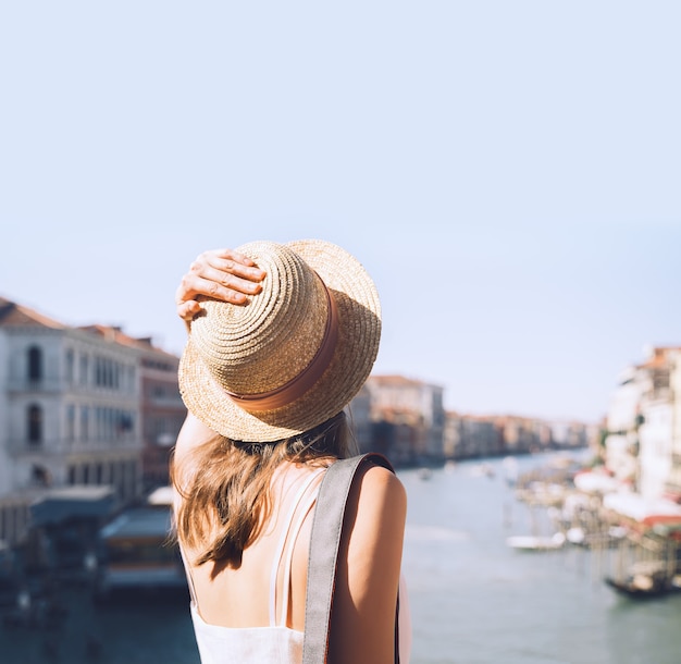 frau reisen italien urlaub in europa mädchen genießen in venedig tourist wandern auf straßen in venezia