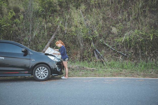 Frau reisen. Weibliche Reisende reisen Naturgebirgskartennavigation. Mit dem Auto reisen