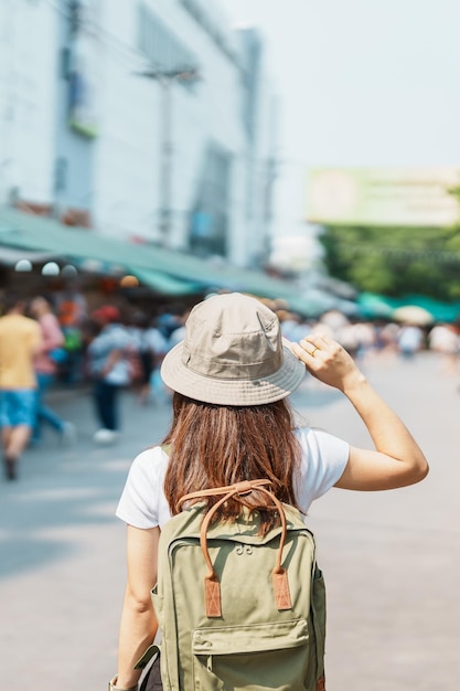 Frau Reisende in Bangkok Tourist mit Rucksack und Hut Sightseeing im Chatuchak Weekend Market Wahrzeichen und beliebte Attraktionen in Bangkok Thailand Reise in Südostasien Konzept