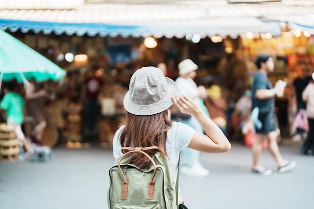 Frau Reisende in Bangkok Tourist mit Rucksack und Hut Sightseeing im Chatuchak Weekend Market Wahrzeichen und beliebte Attraktionen in Bangkok Thailand Reise in Südostasien Konzept