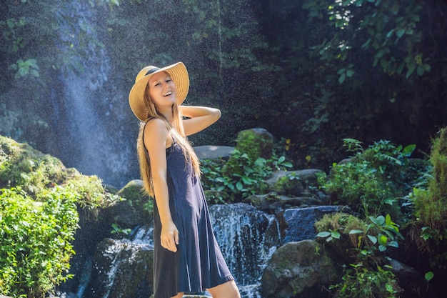 Frau Reisenden auf einem Wasserfall Hintergrund Ökotourismus-Konzept