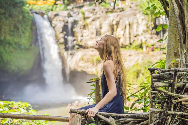 Frau Reisenden auf einem Wasserfall-Hintergrund Ökotourismus-Konzept