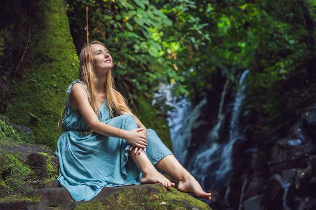 Frau Reisenden auf einem Wasserfall-Hintergrund Ökotourismus-Konzept