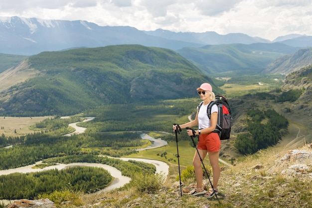 Frau Reisenden Wandern mit Rucksack in den Bergen Landschaft Travel Lifestyle Konzept Abenteuer Sommerferien im Freien