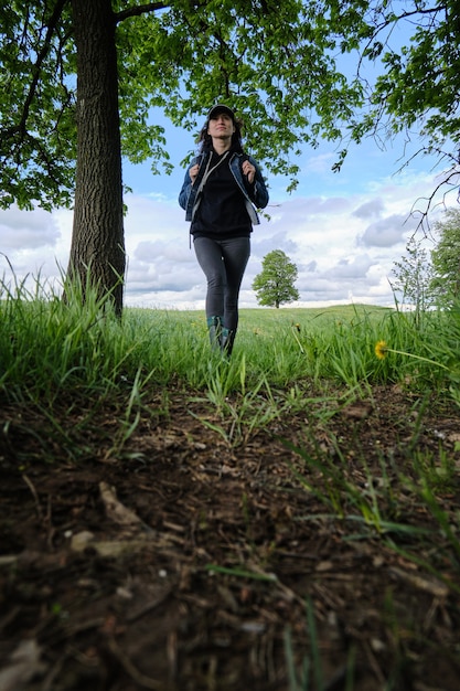 Frau reist allein in freier Wildbahn