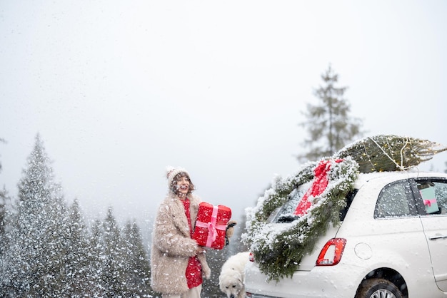 Frau reist in den Winterferien mit dem Auto an